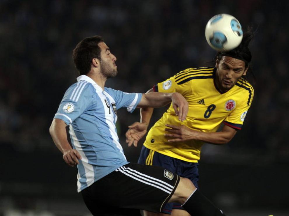 Abel Aguilar despeja ante Higuain en un reciente partido con Argentina