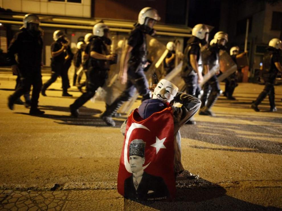 La Policía de Estambul desaloja a los manifestantes