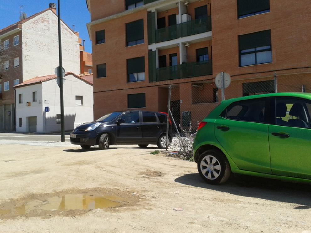 Coches en el solar de Federico Ozanam, en Valdefierro