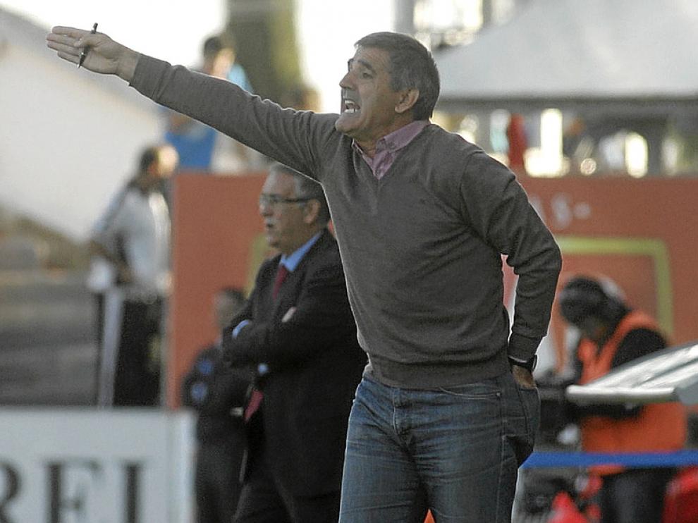 Paco Herrera da indicaciones a los jugadores del Celta, en El Alcoraz, hace dos temporadas
