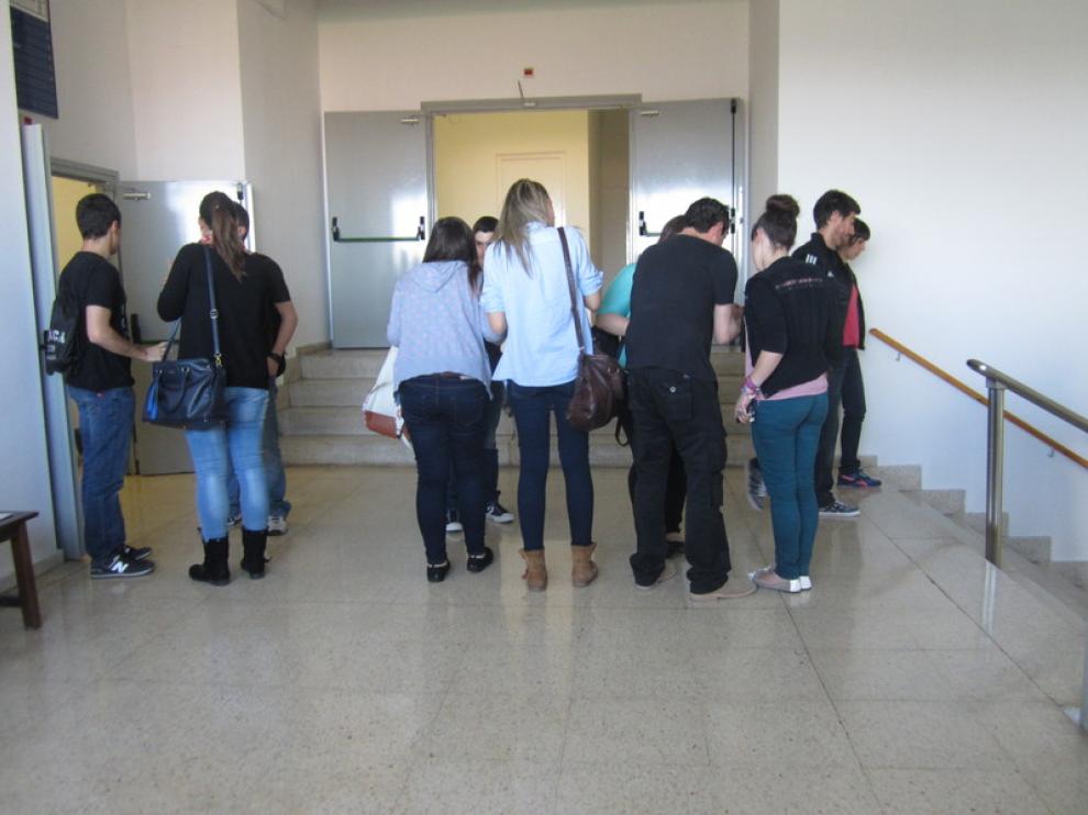 Los estudiantes consultan las dudas tras el examen