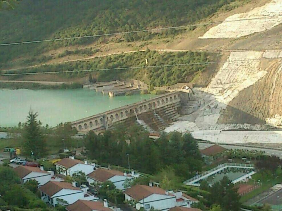 Estos dos desagües de la presa de Yesa solo sacan agua cuando el embalse se encuentra a niveles muy altos