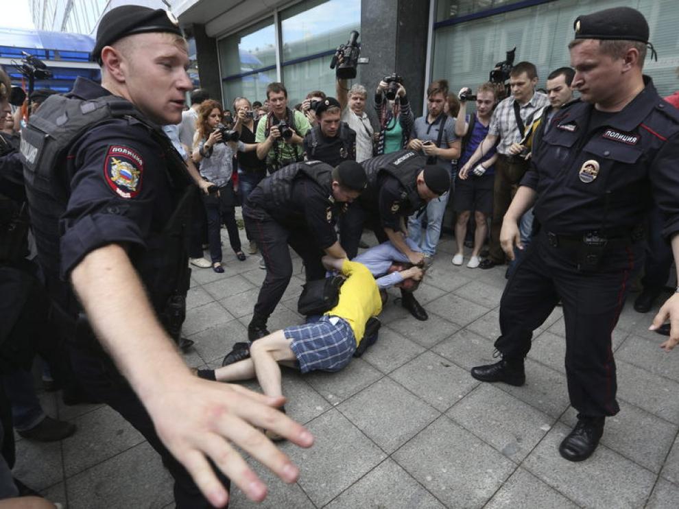 Enfrentamientos en Rusia entre la comunidad lésbica-gay y sus opositores