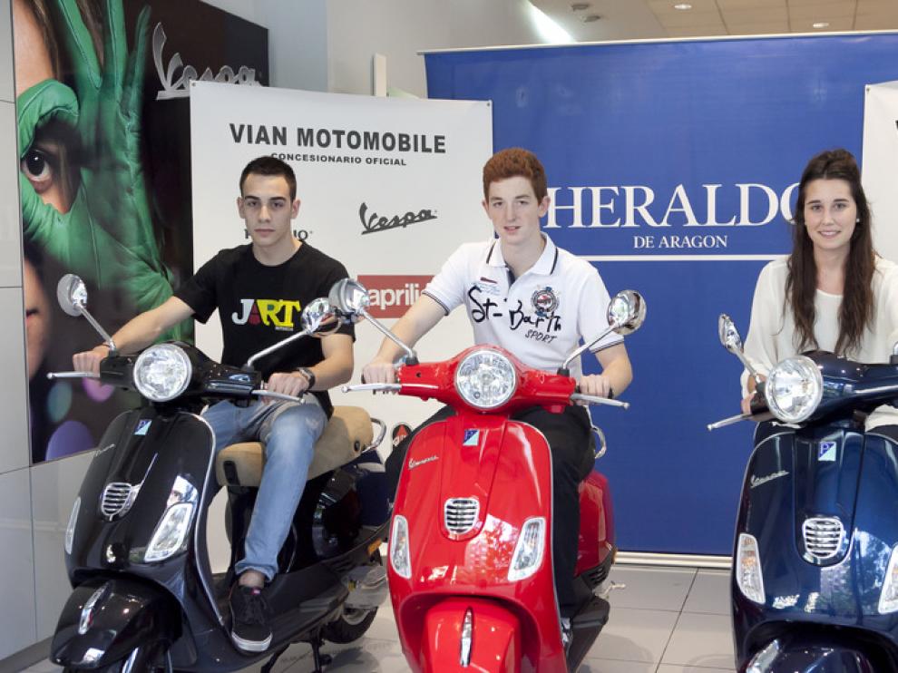 Germán Sánchez, Darío Ferrer y Elena Calleja estrenaron en el concesionario sus vespas