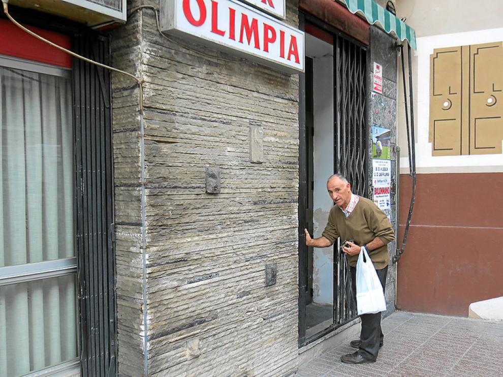 Benito Bibián, echando el cierre al bar Olimpia, de Huesca