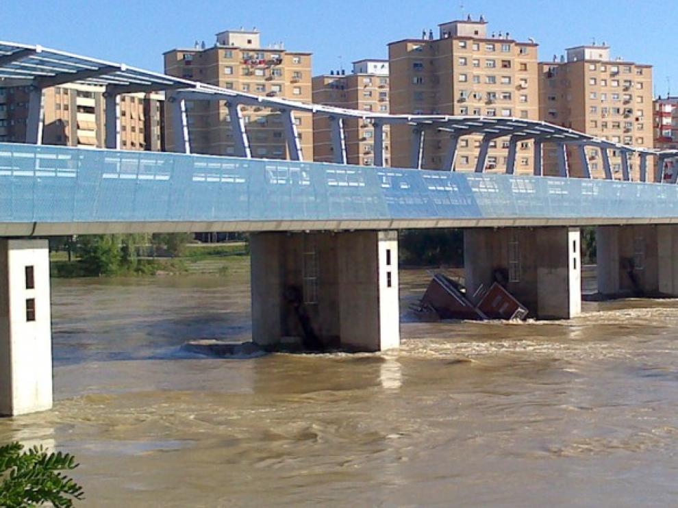 El embarcadero de la Expo ha quedado empotrado en el azud
