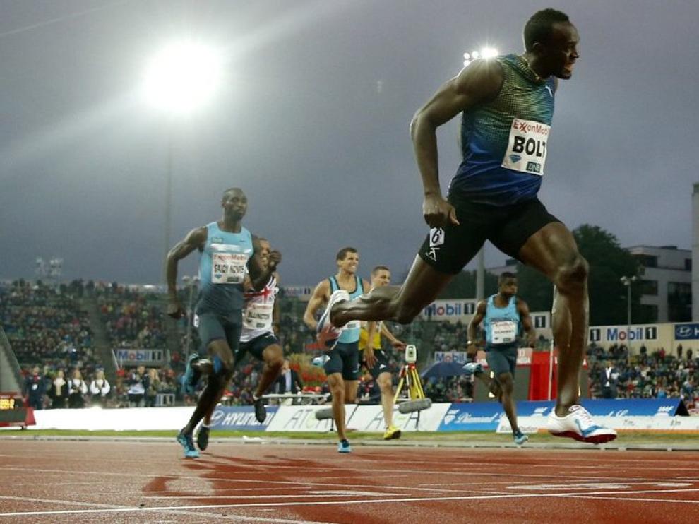 Bolt, liderando la carrera