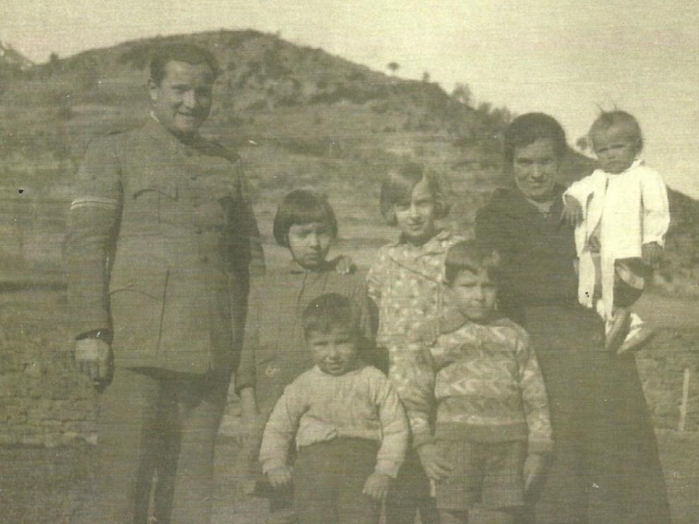 Juan Gisbert y Josefa Mur con cinco de sus hijos