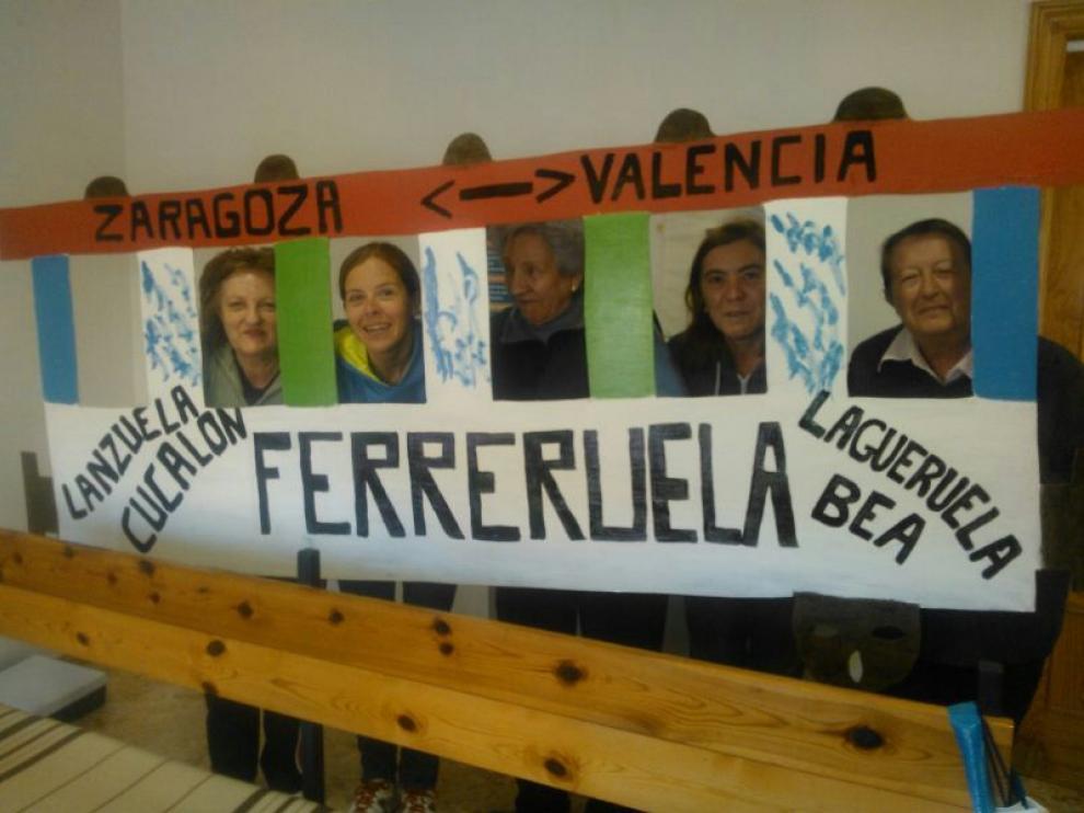 Vecinos de Ferreruela con su vagón