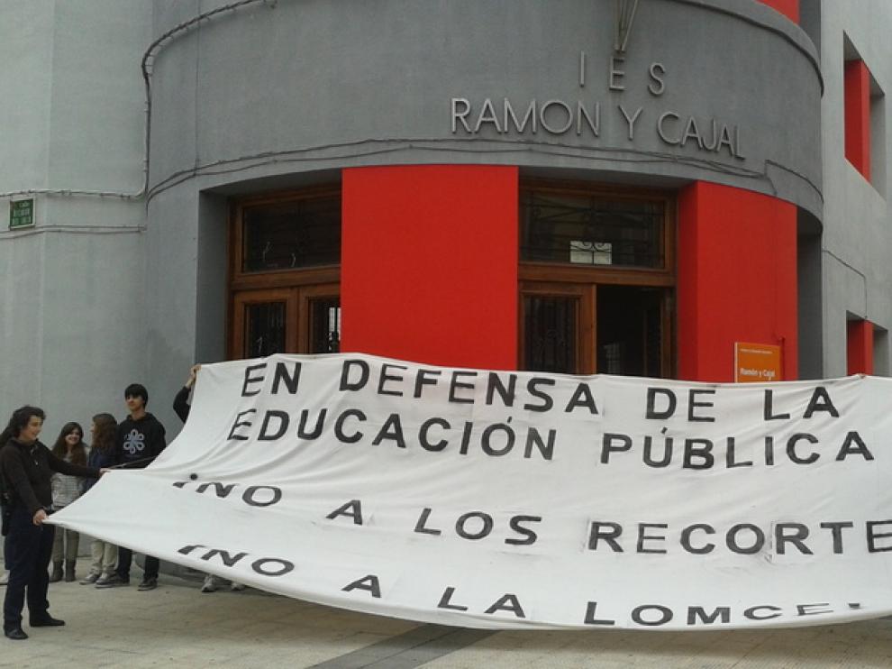 Protesta a finales de abril en el IES Ramón y Cajal de Huesca, cuya directiva ha dimitido este viernes