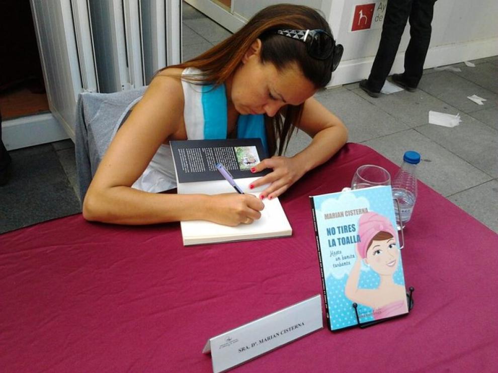 Marian Cisterna, firmando libros