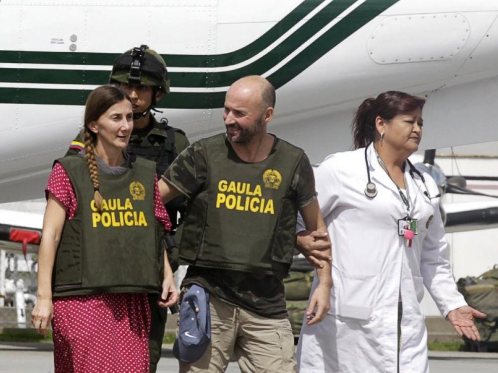 Los dos rehenes a su llegada al aeropuerto militar de Catam