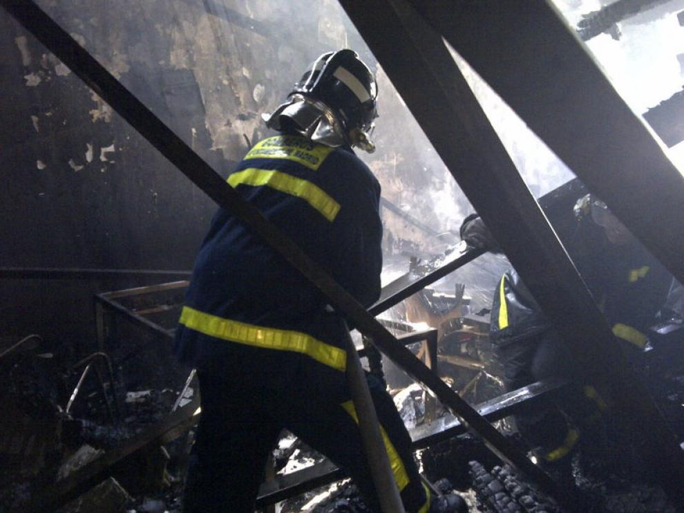 Dotaciones de bomberos extinguen el incendio del Teatro Alcázar