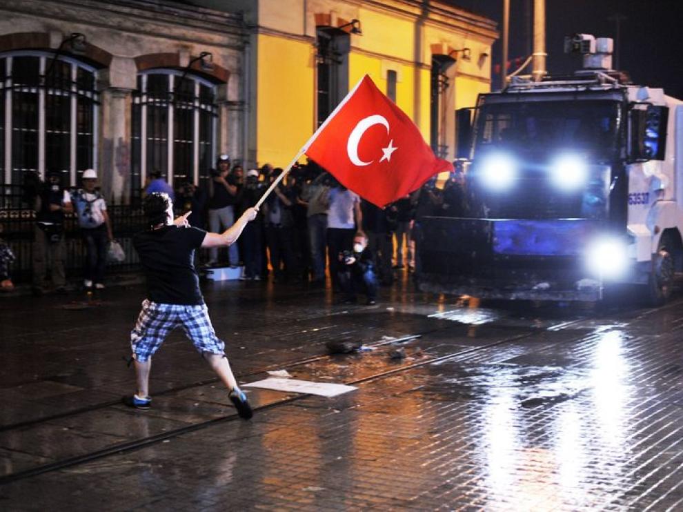 El centro de Estambul vive violentos enfrentamientos entre manifestantes y policías