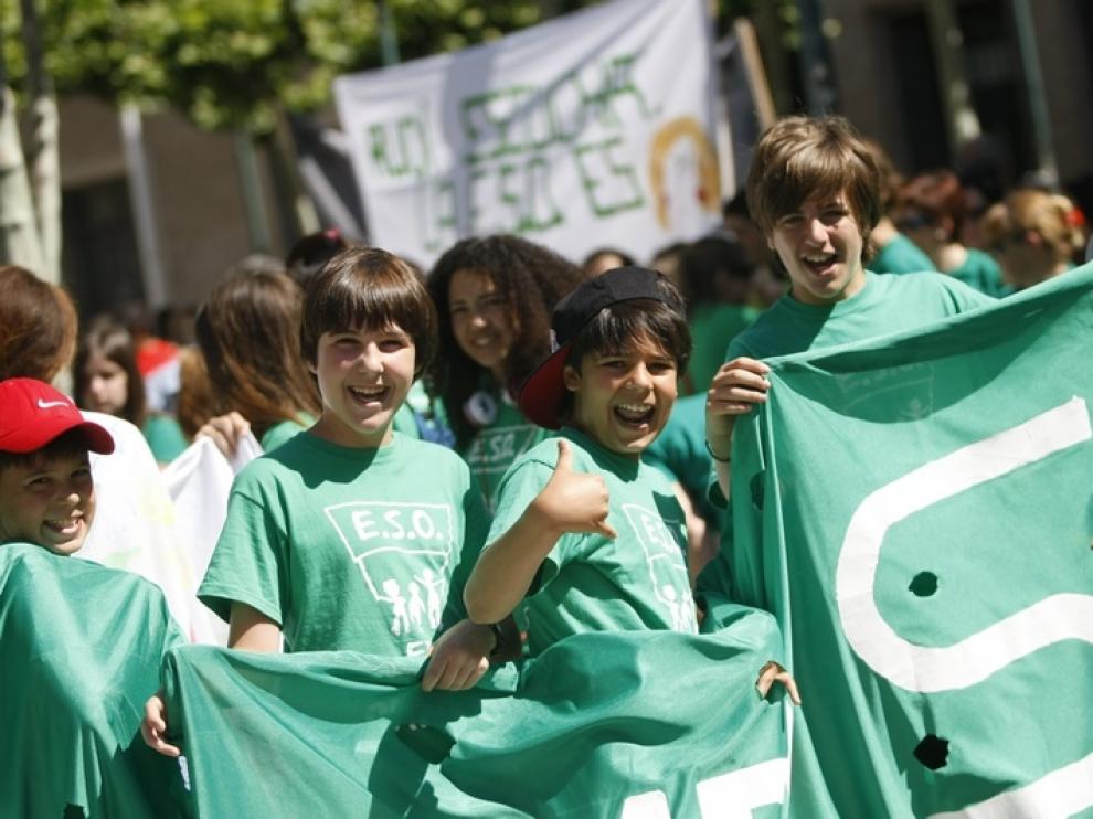 Cientos de personas se han reunido este domingo para mostrar su rechazo hacia los recortes en la educación pública y a la supresión de los cursos de 1º y 2º de la ESO