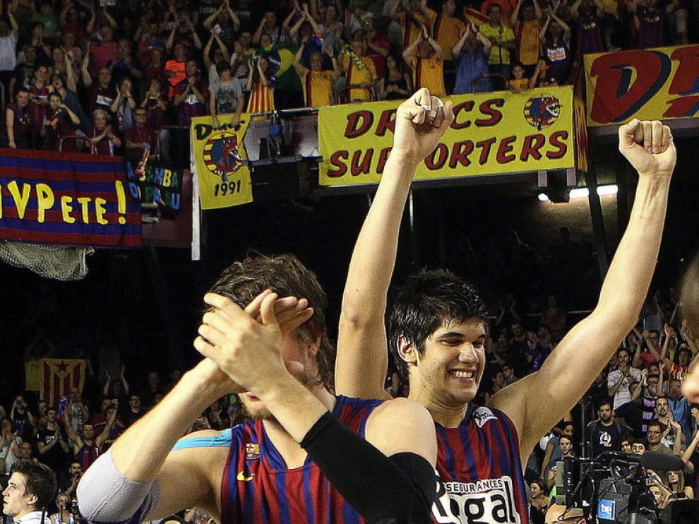 Jugadores del Barça Regal muestran su alegría tras la victoria ante el Madrid