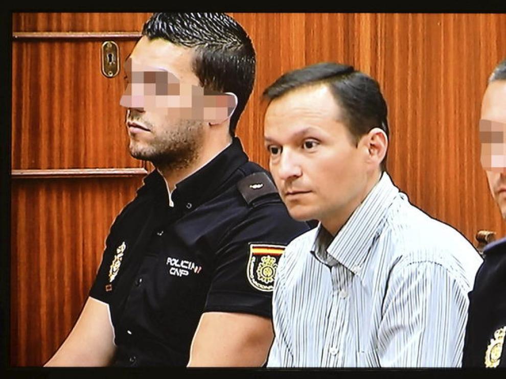 José Bretón, custodiado por dos policías en el juzgado