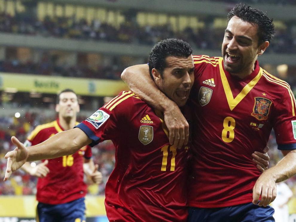 Xavi con Pedro el gol del jugador canario