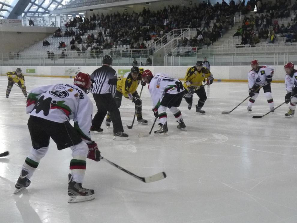 Imagen de un partido de hockey en el pabellón de Jaca