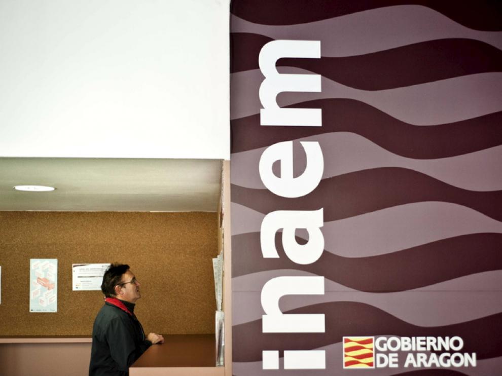 Un desempleado, en la ventanilla de una oficina del Inaem