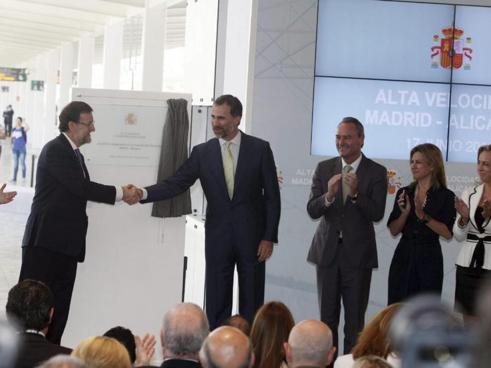 Castedo, de blanco, en el acto de inauguración