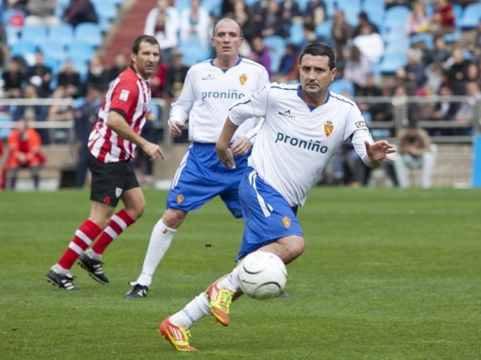 Isidro Villanova, en segundo plano, en un partido de Aspanoa con el Real Zaragoza