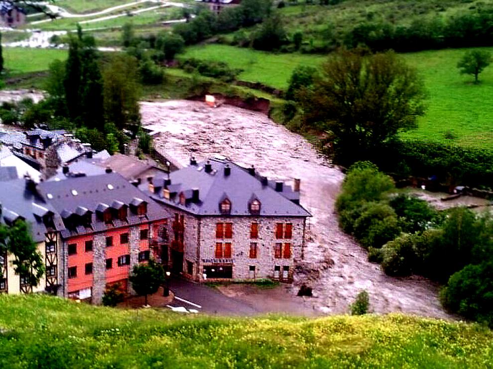 El río ha dañado la estructura de un edificio de Benasque