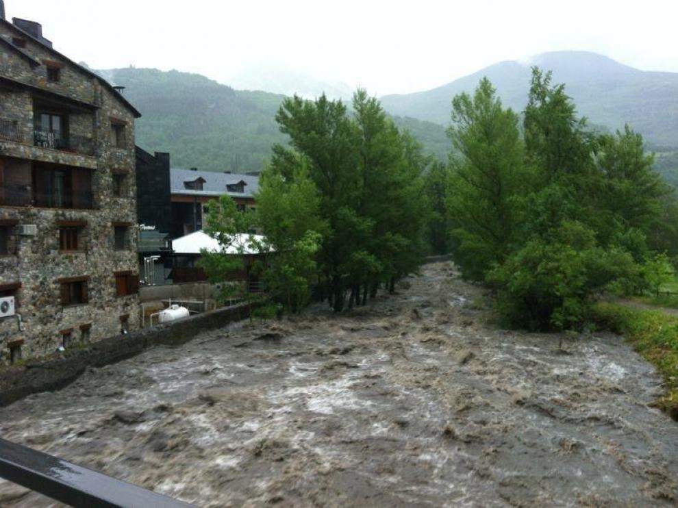 La crecida del río Ésera a su paso por Benasque