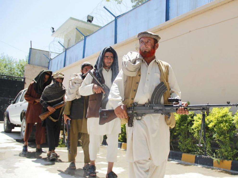 Antiguos militantes talibanes entregan sus armas en Jalalabad