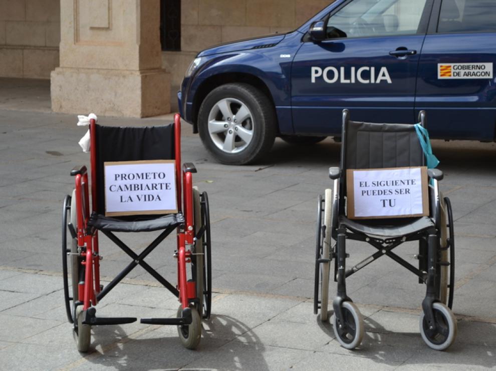 Dos sillas con carteles
