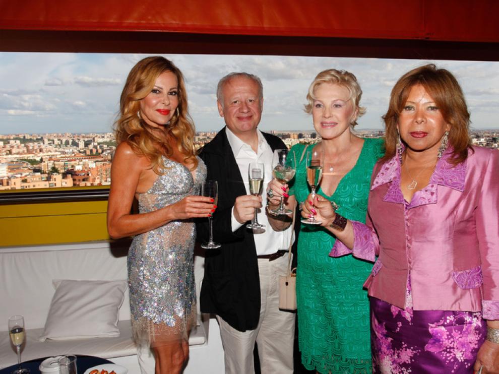 Ana. Obregón, Juan Echanove, M. Coll y S. Galimberti en la cata