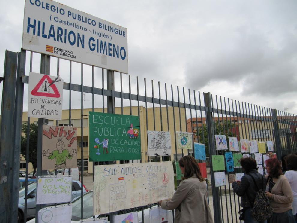 Varios padres colocan dibujos reivindicativos en el Hilarión Gimeno