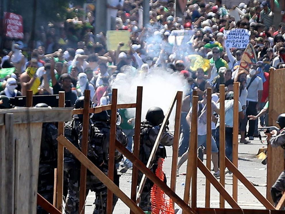 La policía enfrenta a un numeroso grupo de manifestantes