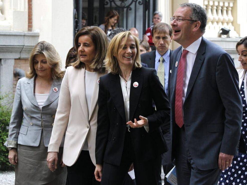 La ministra de Empleo y Seguridad Social, Fátima Báñez (2-i) y la secretaria de Estado de Empleo, Engracia Hidalgo