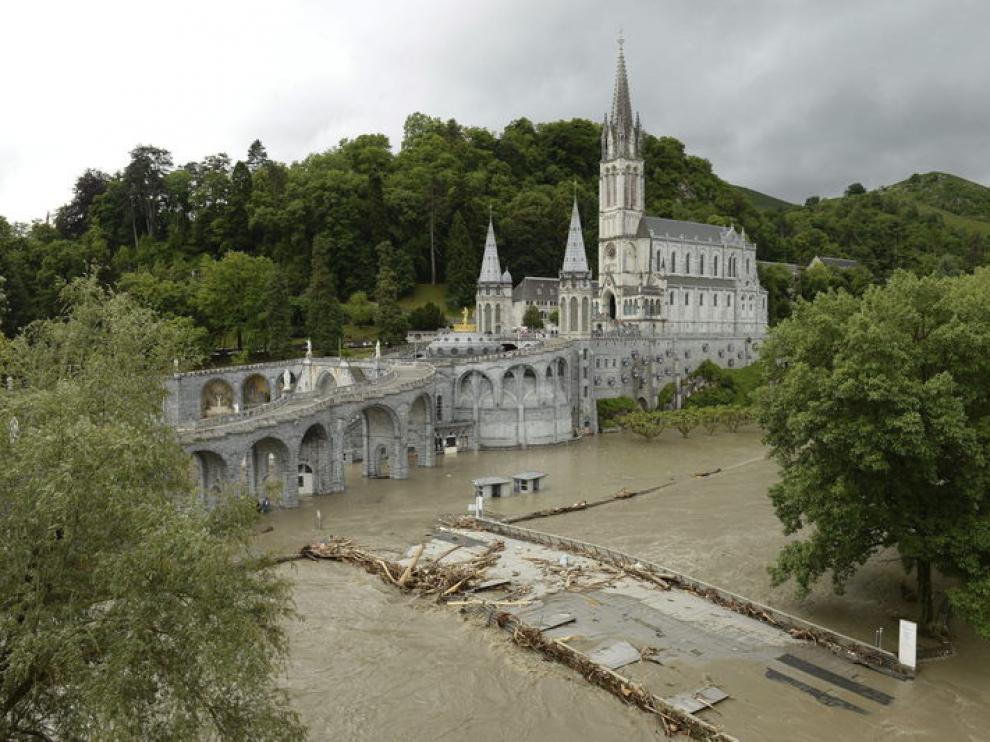 El santuario mariano de Lourdes en Francia inundado