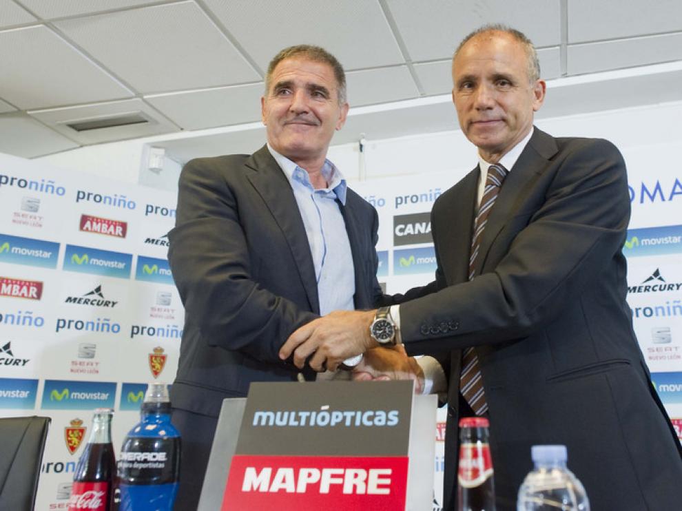 Paco Herrera, técnico del Real Zaragoza, con Fernando Molinos