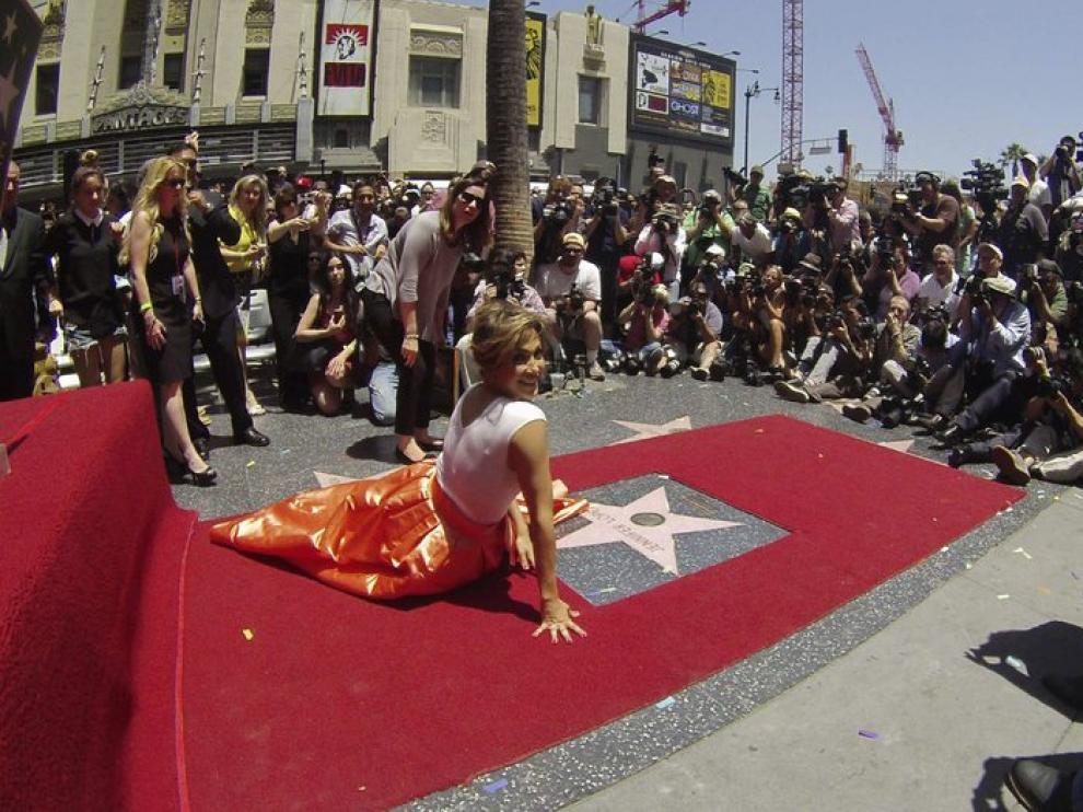 Jennifer López posa sobre su estrella en Hollywood