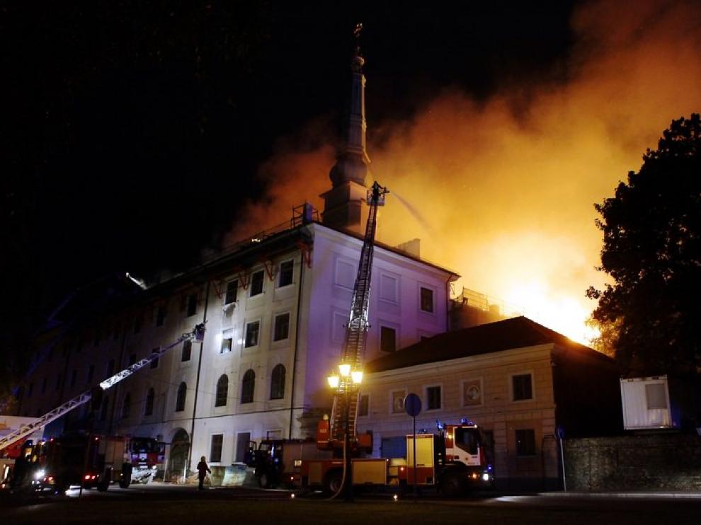 El fuego afectó a la parte superior del edificio