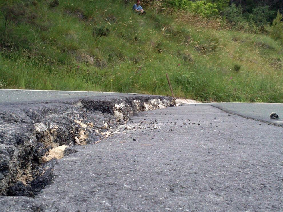 Grietas en la ladera derecha de Yesa