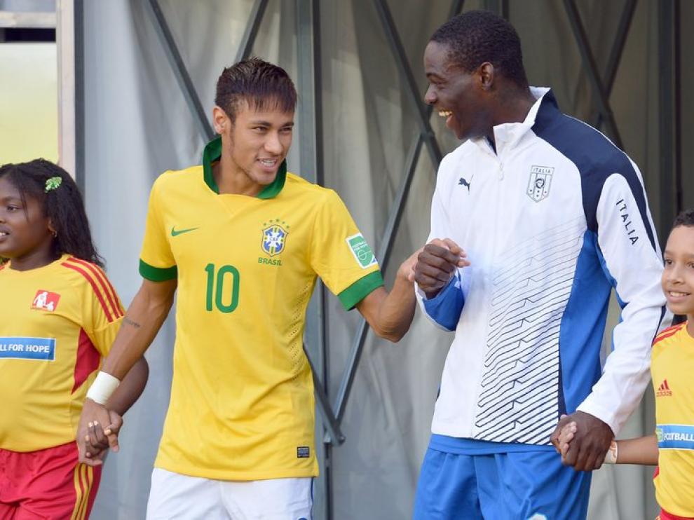 Neymar saluda a Balotelli antes del partido
