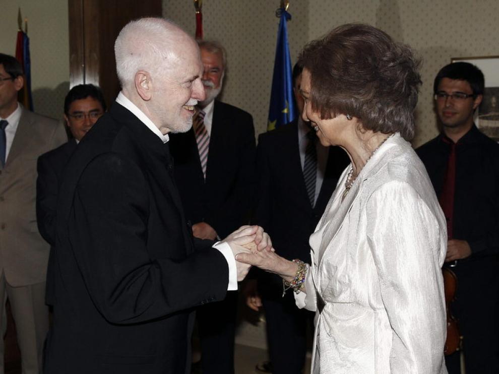 La Reina saluda a Jesús López Cobos