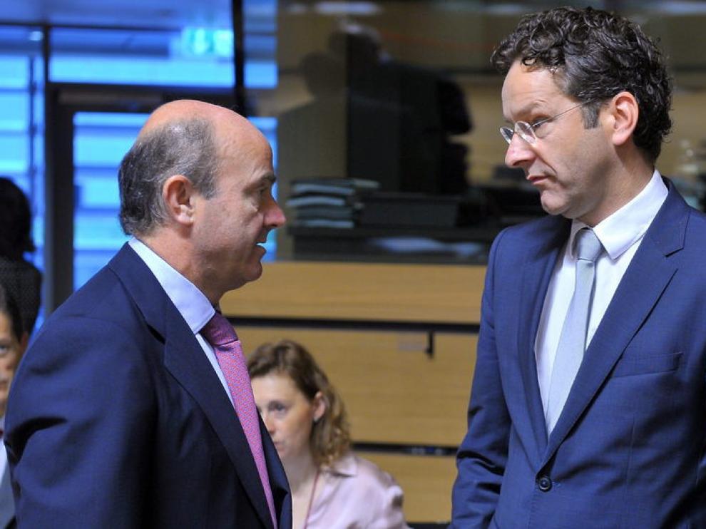 De Guindos conversa con el presidente del Eurogrupo, el ministro de finanzas holandés Jeroen Dijsselbloem