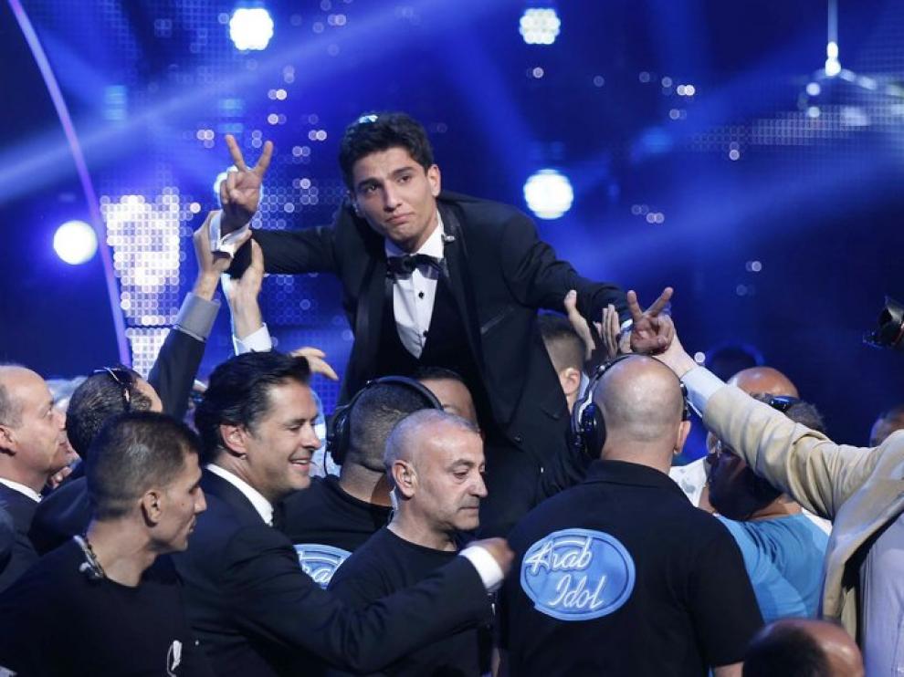 Mohamed Asaf celebrando su victoria en el programa