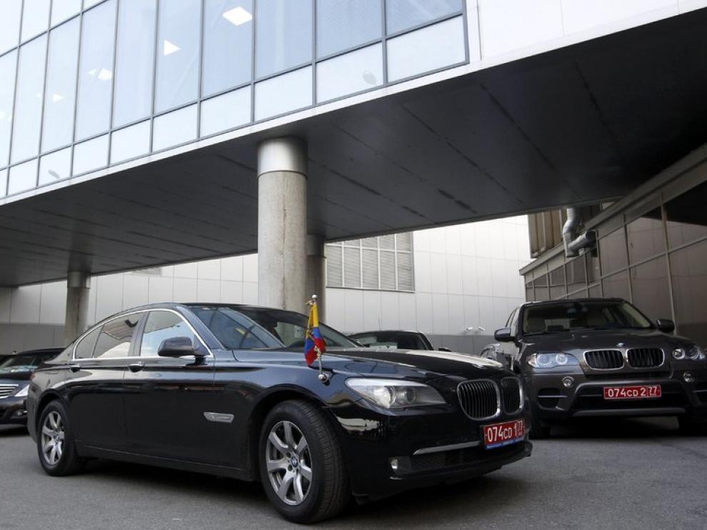 Dos coches de la embajada de Ecuador aparcados en el aeropuerto de Moscú, donde hoy ha llegado Snowden