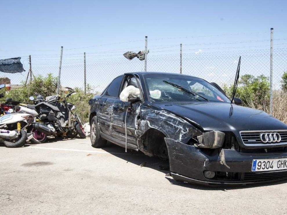 Un coche destrozado tras una carrera ilegal en Zaragoza