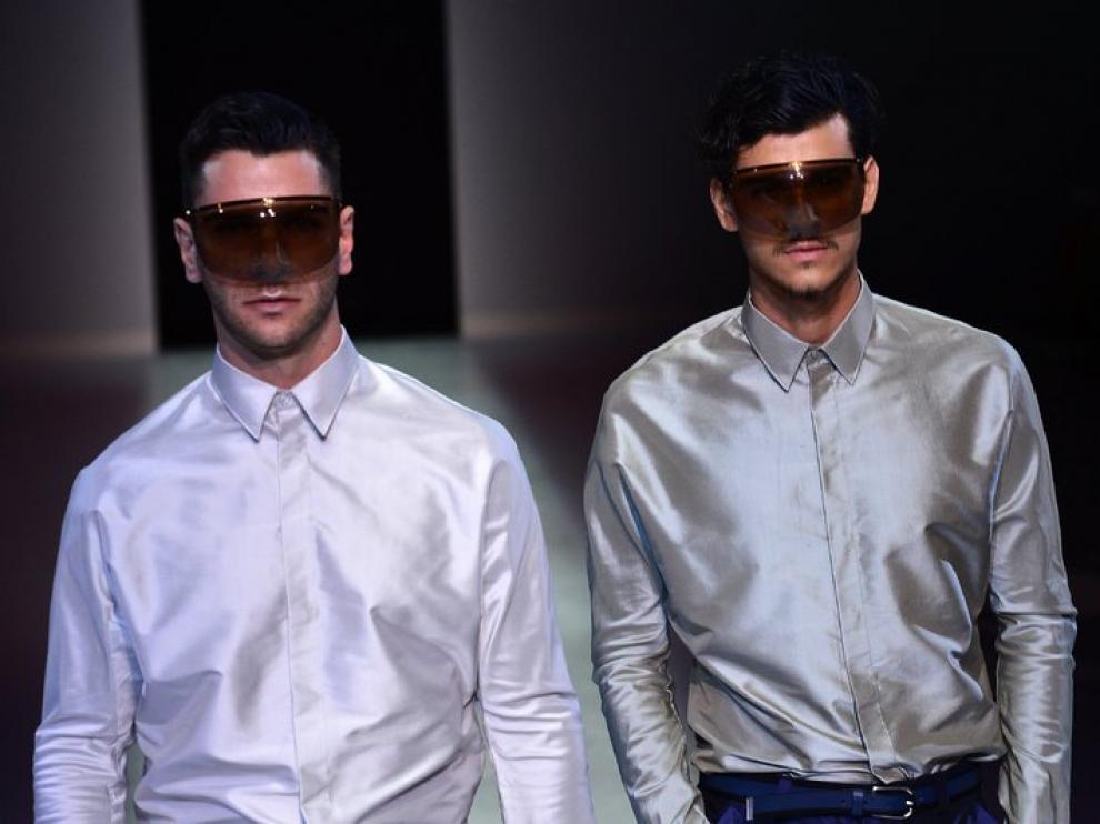 Modelos muestran los últimos diseños de Giorgio Armani