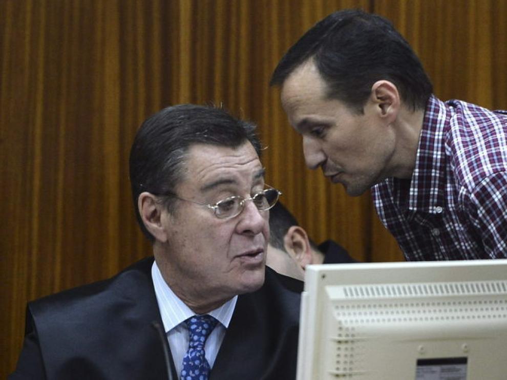 Bretón habla con su abogado la primera semana del juicio