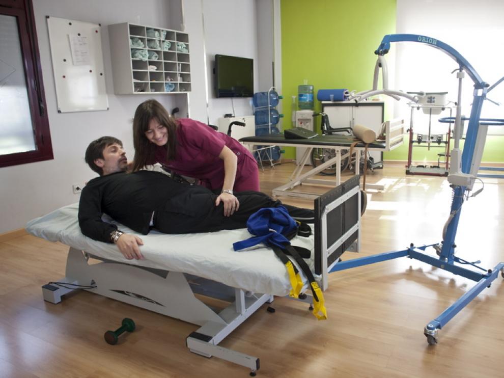 Una persona con discapacidad, durante una sesión de rehabilitación