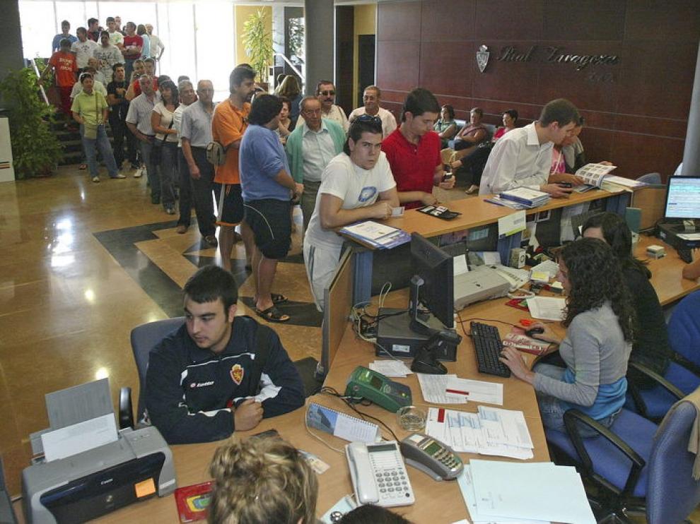 Colas para renovar abonos en las oficinas del Real Zaragoza