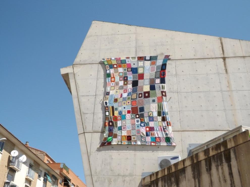 La colcha cuelga de la fachada del Centro Cívico del Perpetuo Socorro.
